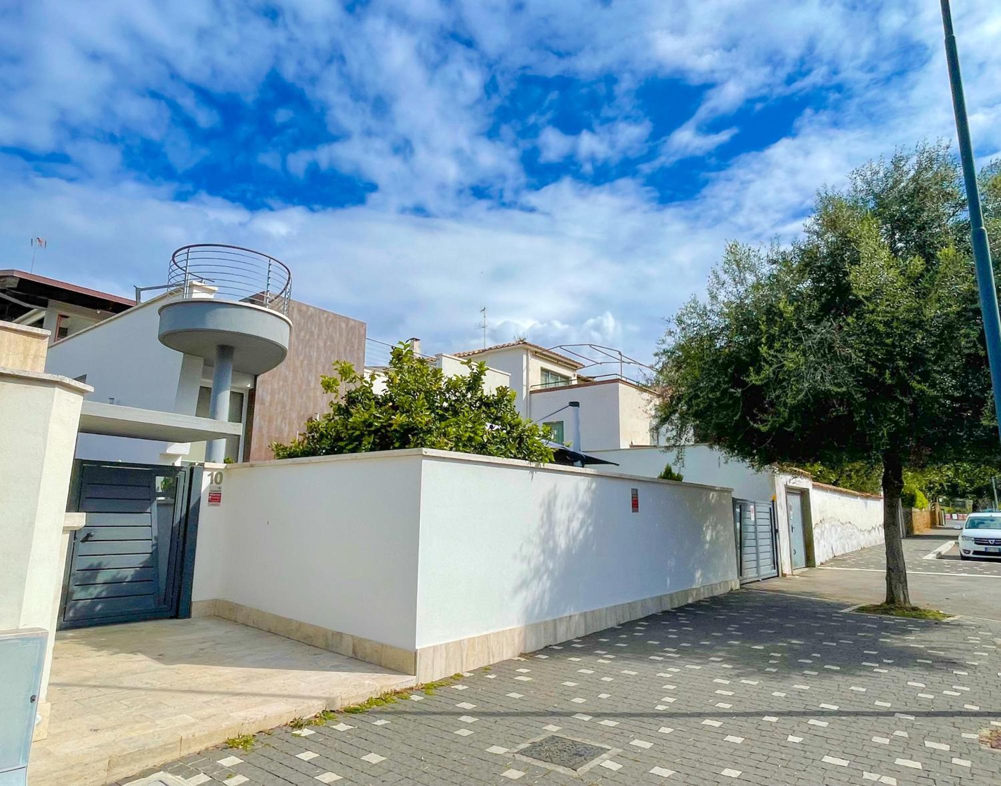 The Shabby House - Charming Seaside Retreat In Central Anzio, Steps From Beach And Train Station 外观 照片
