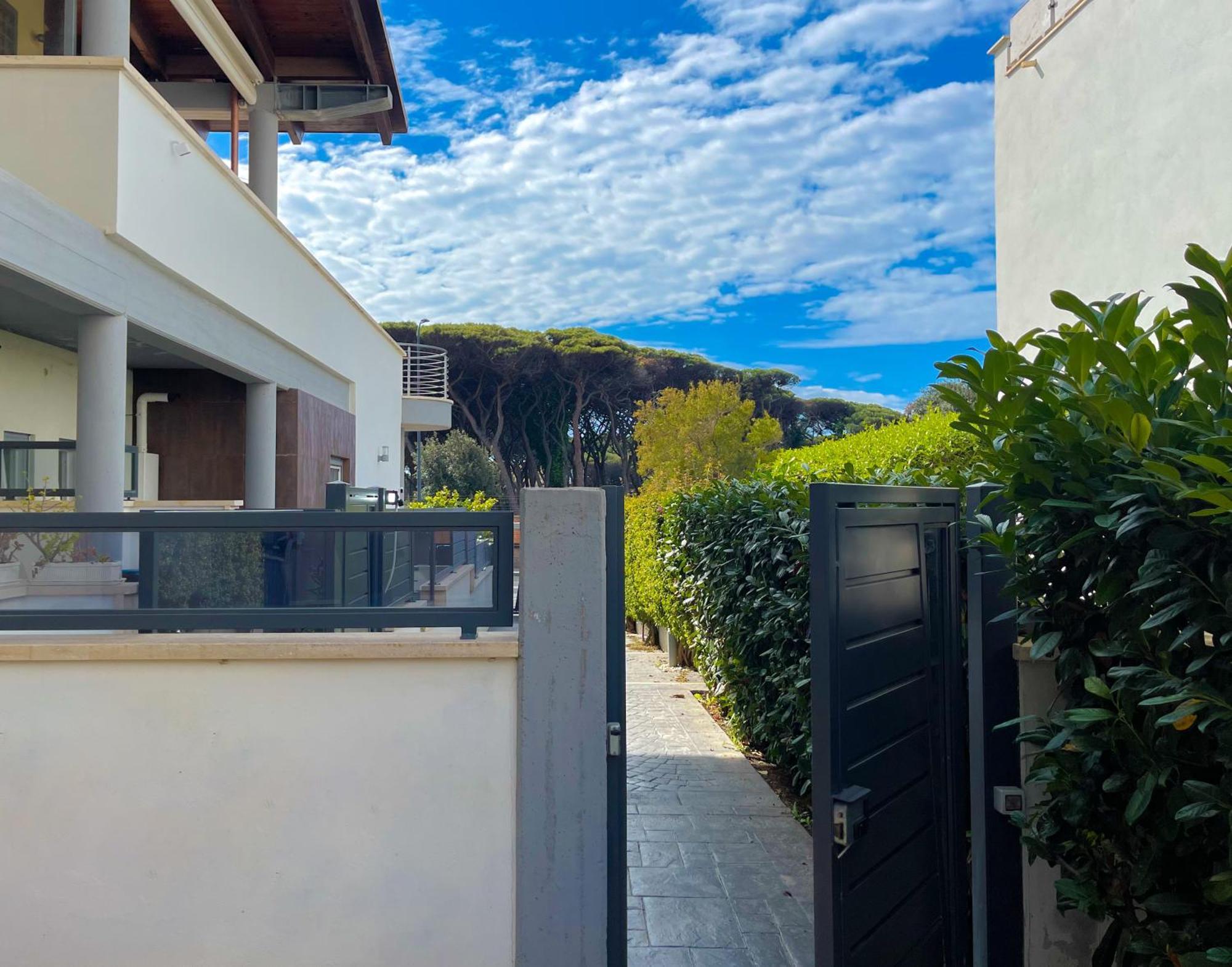 The Shabby House - Charming Seaside Retreat In Central Anzio, Steps From Beach And Train Station 外观 照片
