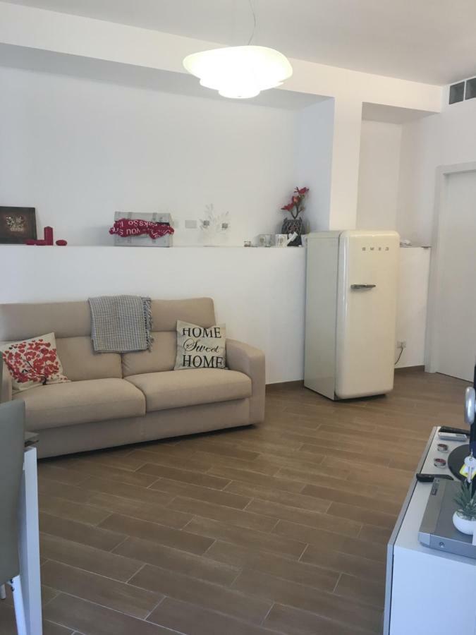 The Shabby House - Charming Seaside Retreat In Central Anzio, Steps From Beach And Train Station 外观 照片