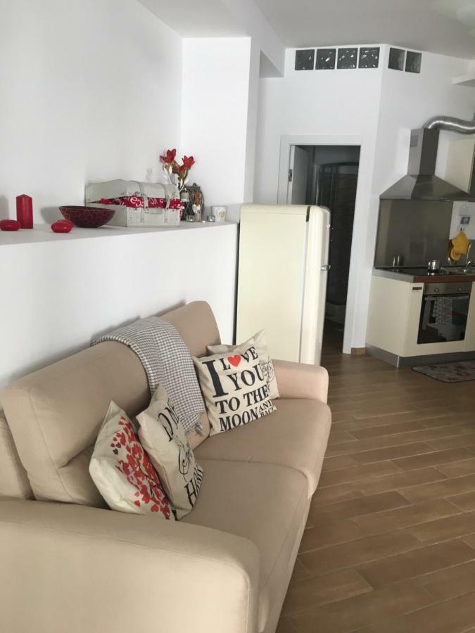 The Shabby House - Charming Seaside Retreat In Central Anzio, Steps From Beach And Train Station 外观 照片