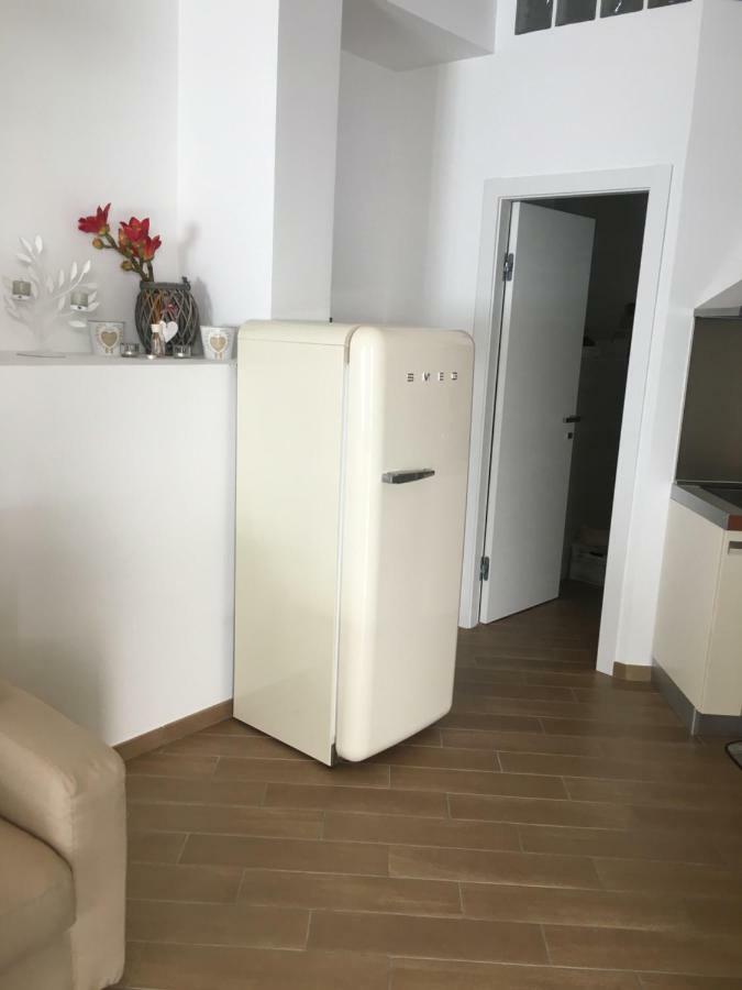 The Shabby House - Charming Seaside Retreat In Central Anzio, Steps From Beach And Train Station 外观 照片
